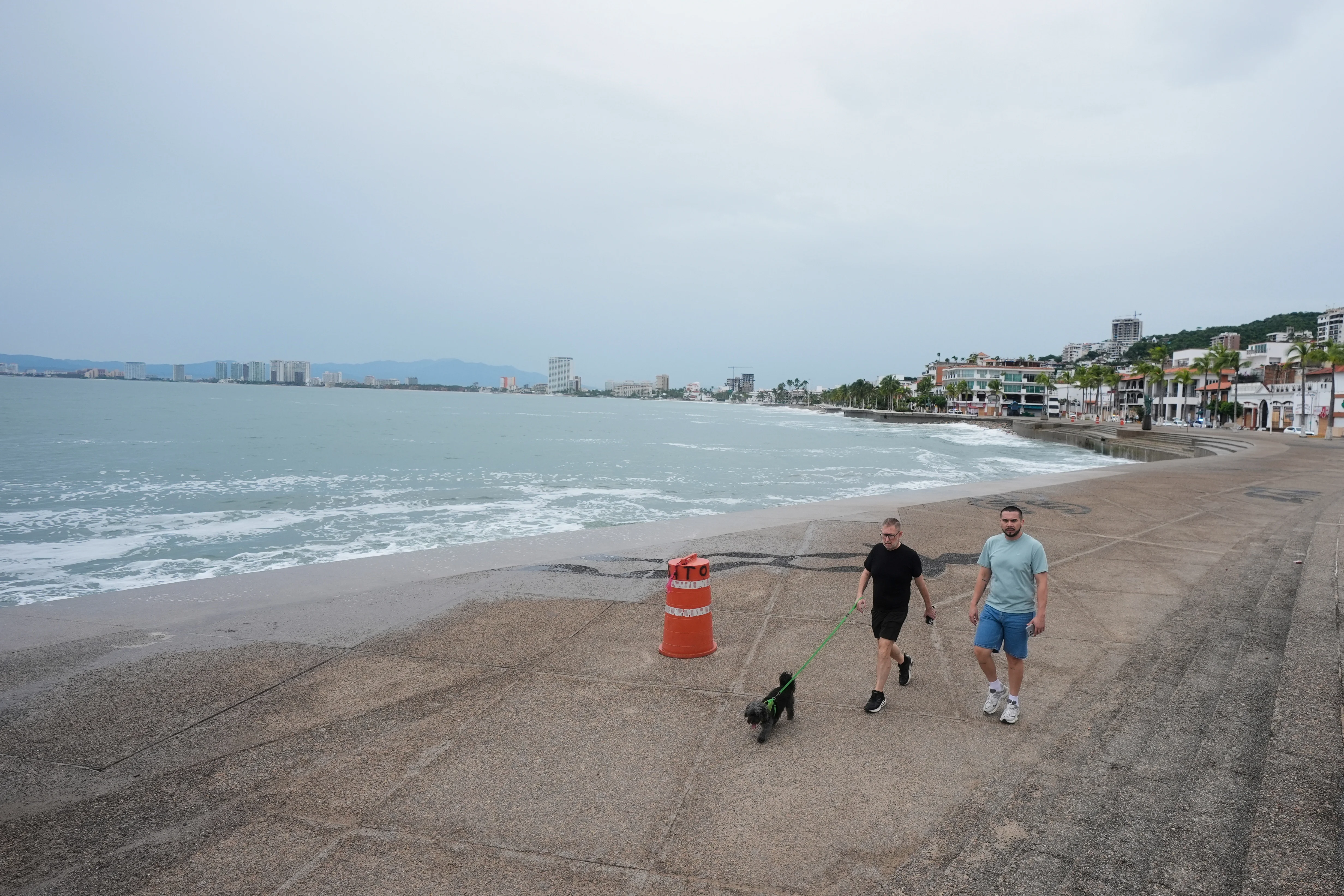 Major Hurricane Simon Batters Mexico's Pacific Coast as Luxury Resorts in Puerto Vallarta Execute Emergency Safeguards