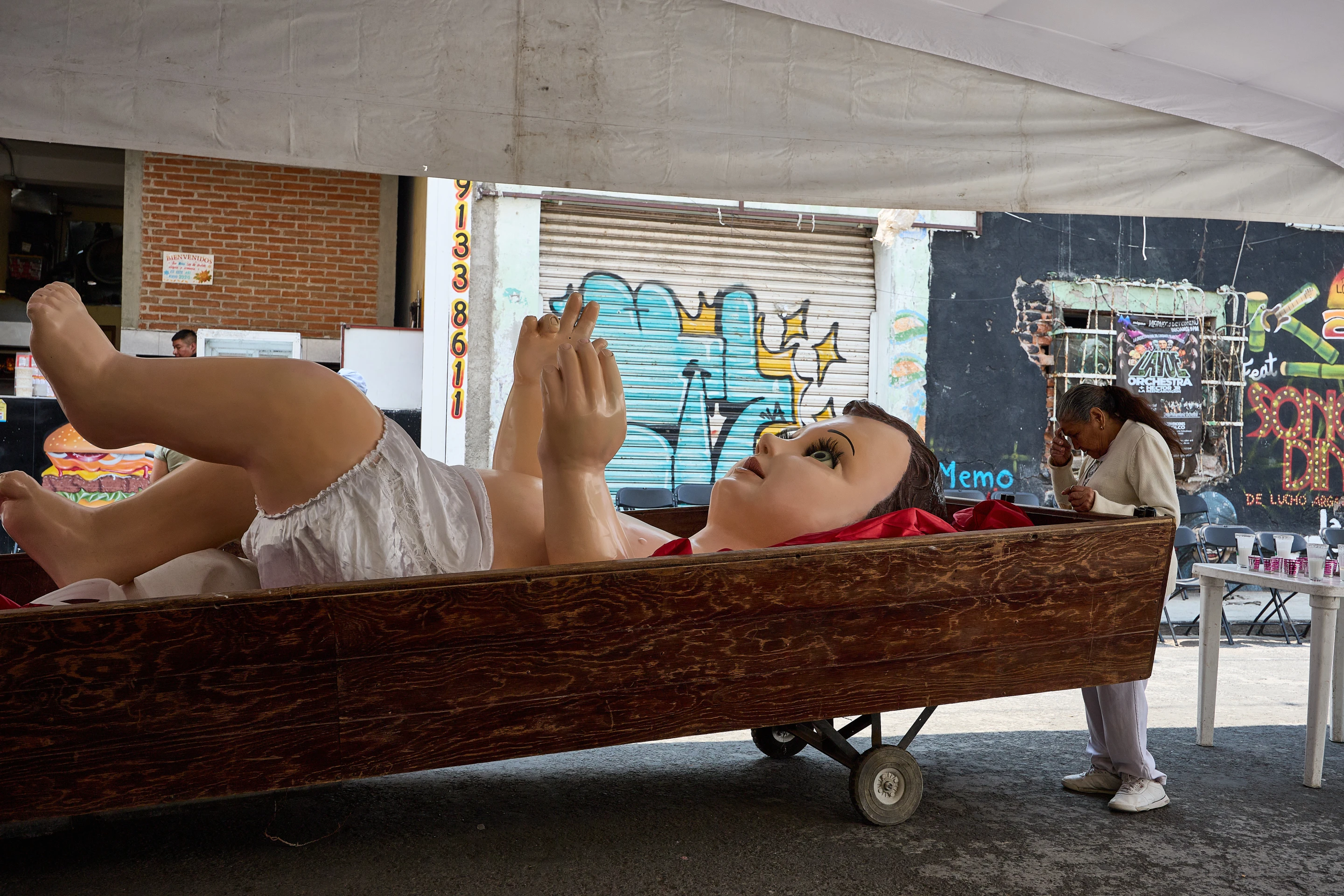 Giant Baby Jesus Statue Visits Tepito in Mexico City Spreading a Message of Peace