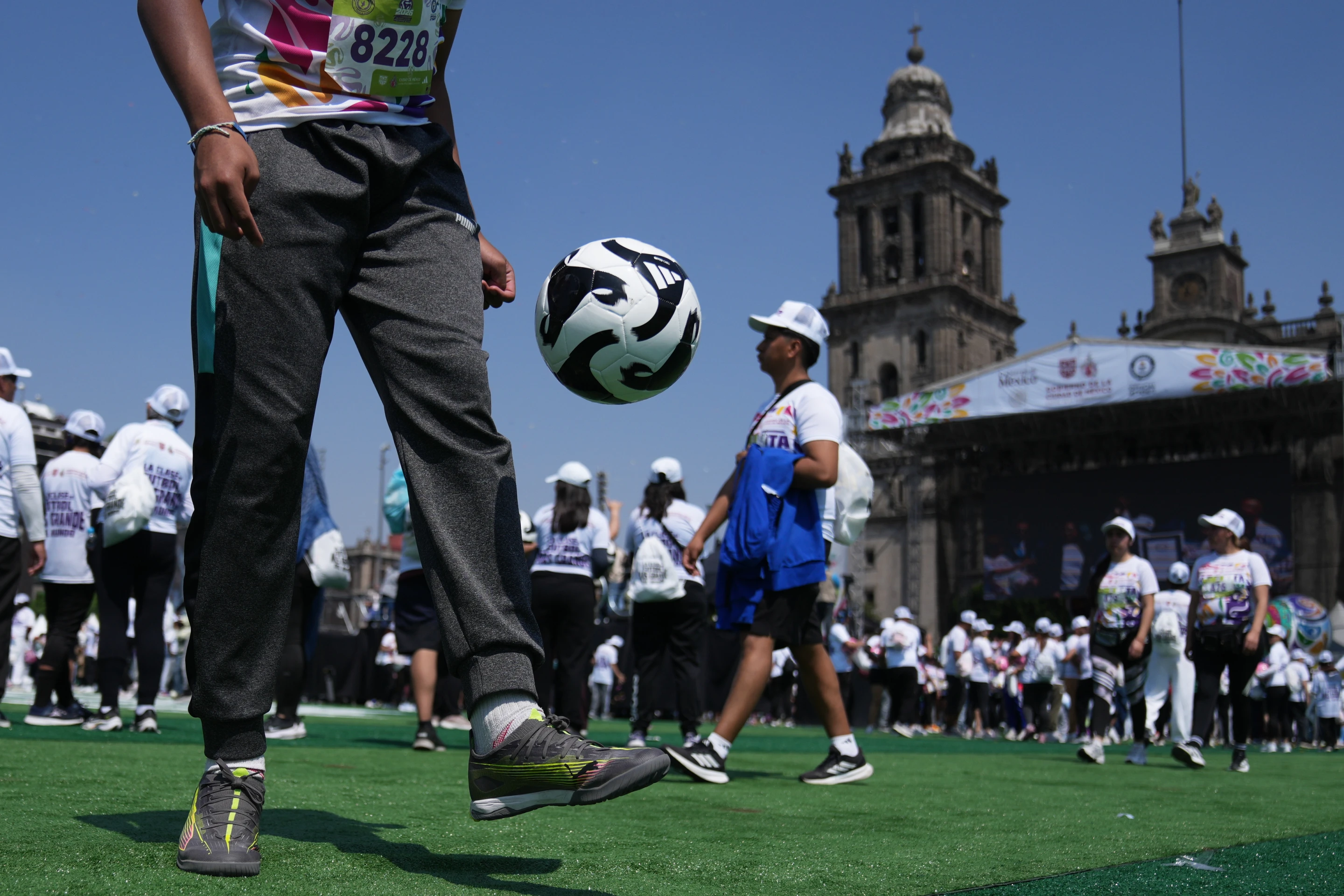 Mexico City Sets Guinness World Record with 9,500 Participants in Massive Soccer Class at Zócalo