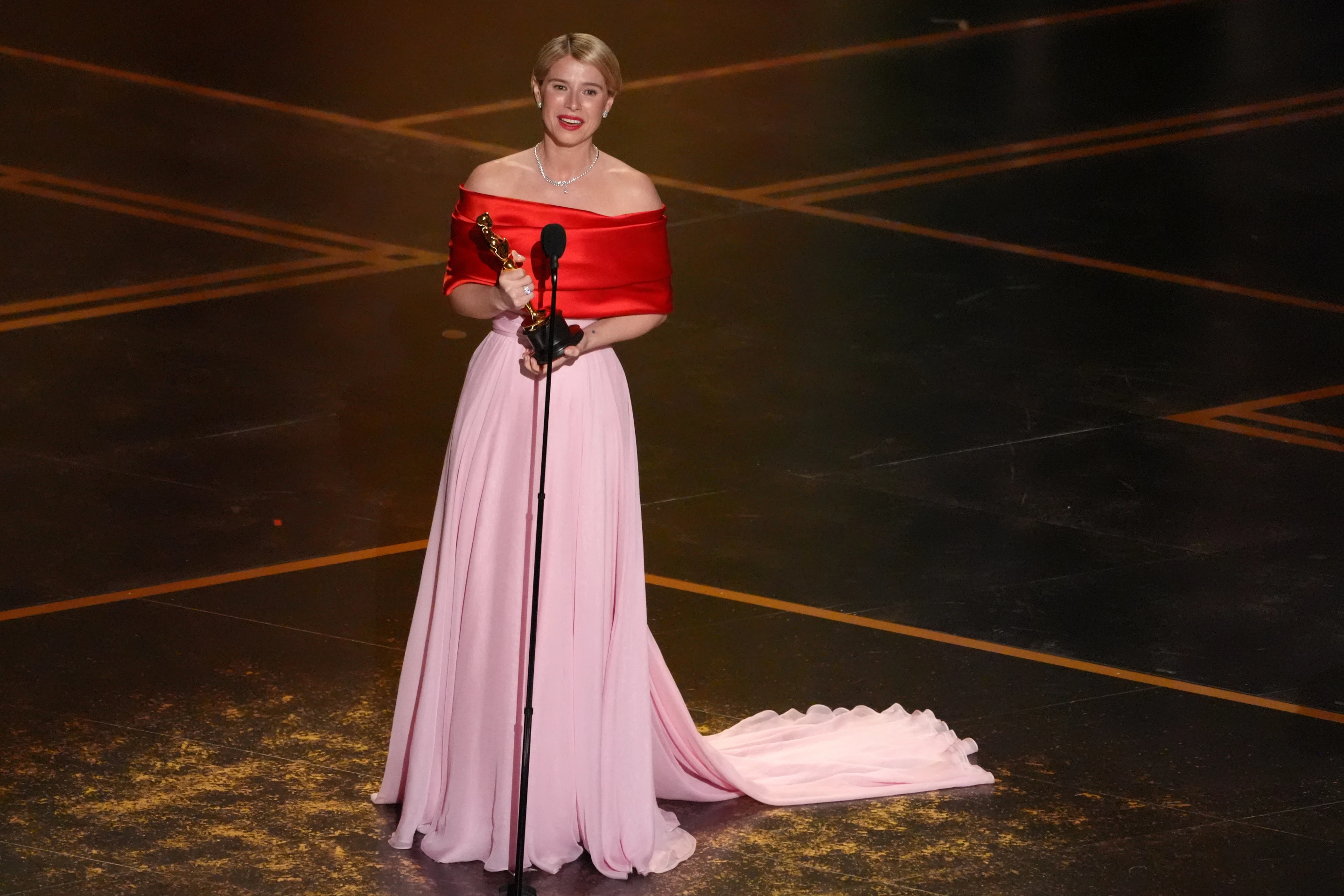 Jessie Buckley Wins Best Actress Oscar for ‘Hamnet’ in Emotional Breakthrough Performance